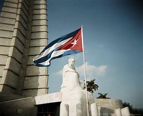 CON UN CLAMOR DE PUEBLOS SU MUERTE SIGUE VIVIENDO